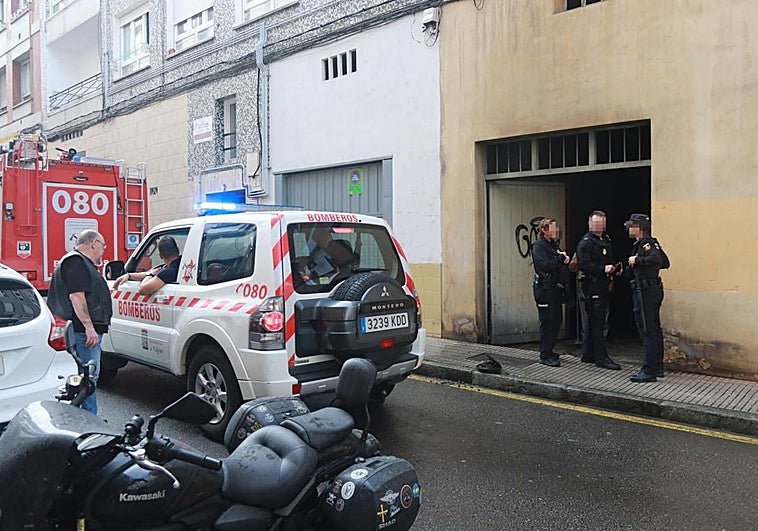 La Policía Nacional en la puerta del garaje.