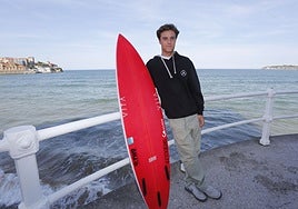 Mateo Vázquez, con su tabla, junto a la mar en Gijón.