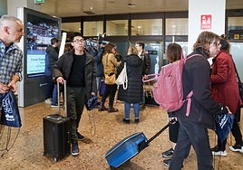 Pasajeros en el aeropuerto de Asturias.