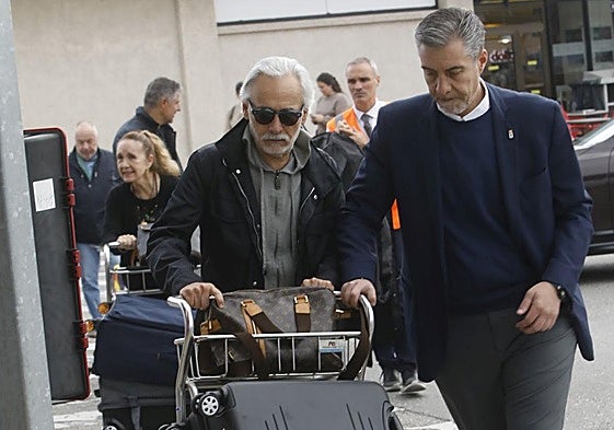 Jesús Martínez llega al aeropuerto de Asturias, acompañado del presidente del Real Oviedo Martín Peláez.