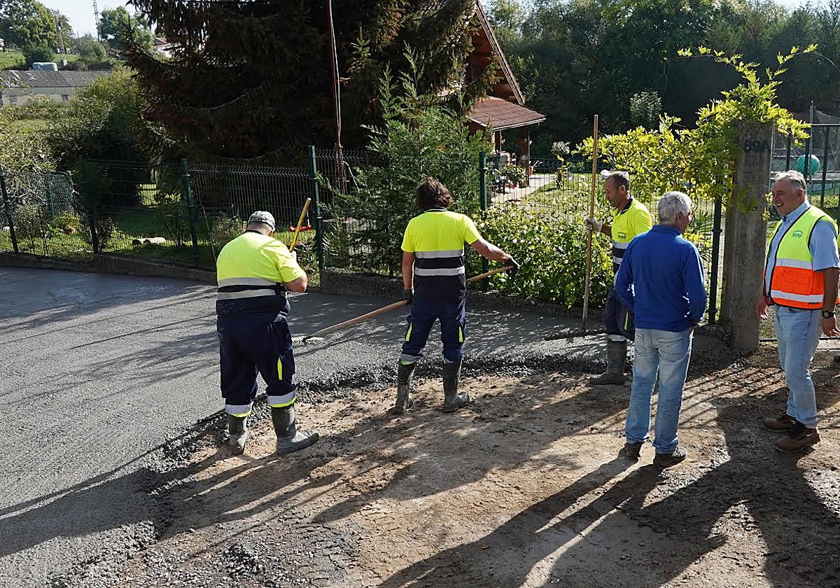 El edil Alejandro Villa, a la izquierda, hablando con vecinos en las obras del camino de La Reguerona