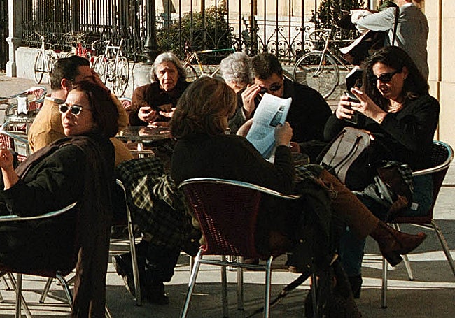 Turistas en una terraza.