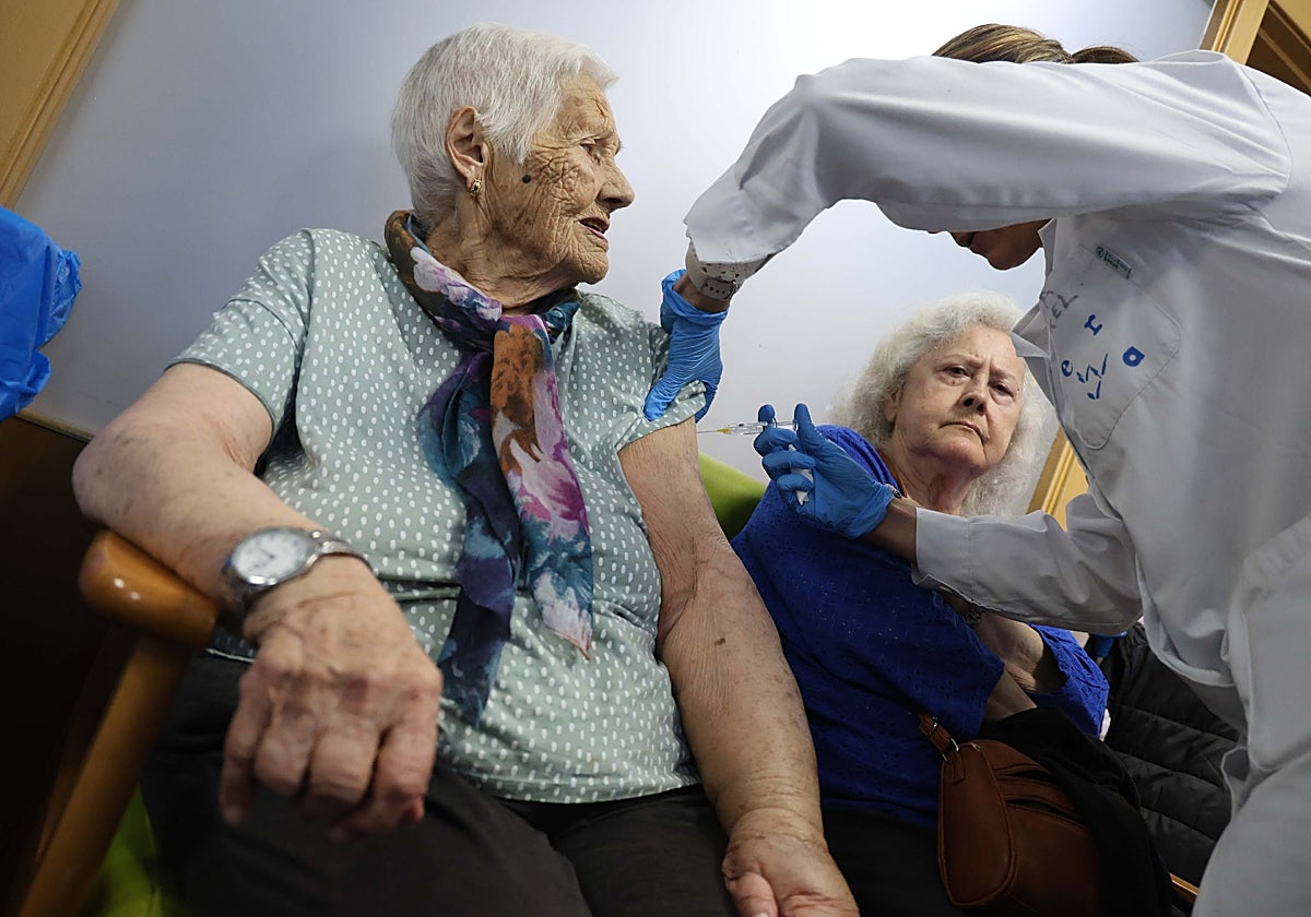 Dos usuarias de una residencia de Oviedo son vacunadas el primer día de campaña.