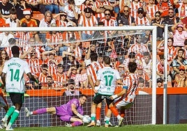 Yáñez, el domingo, deteniendo el peligroso remate de Michelin, lateral del Racing, en la primera mitad.