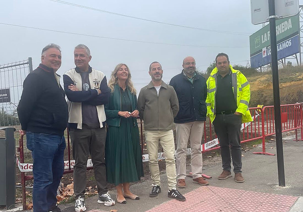 En el centro de la zona de obras, la edil Alejandra Cuadriello y el alcalde de Siero, Ángel García.