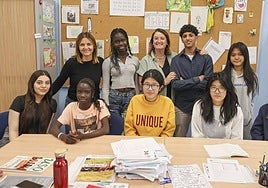 De pie, Esther Fernández, primera por la izquierda, y Lucía Díaz, en el centro, son las profesoras de las Aulas de Inmersión.