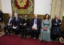 Los galardonados de la gala: Manuel Alejandro, Jesús Álvarez, Adela Cortina, Francisco Mijares, Laura Ramos y Jesús Martínez, en representación del Real Oviedo.