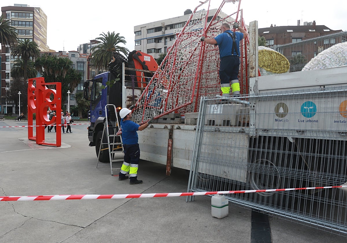 Descarga de elementos navideños esta mañana en los Jardines de la Reina, en Gijón.