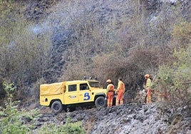 Personal de Bomberos de Asturias controlando el incendio en la localidad allerana de Collanzo