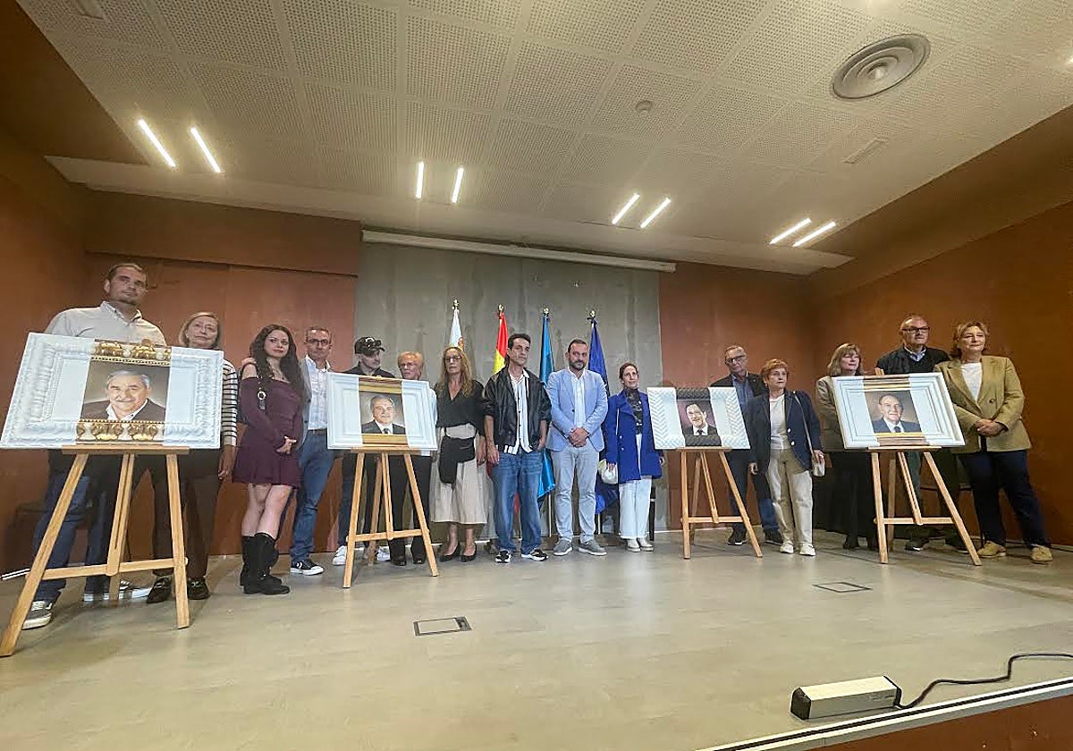 Las familias junto a los cuadros de los últimos cuatro alcaldes mierenses