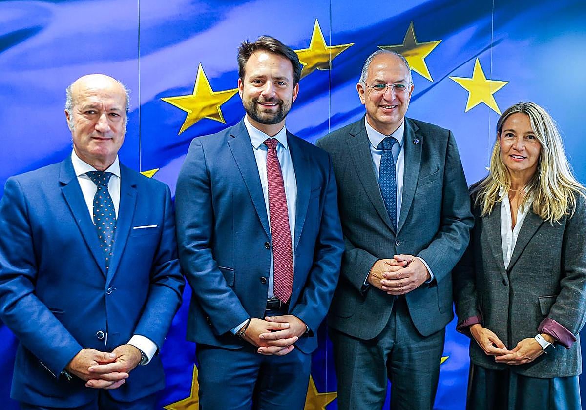 Reunión mantenida en Bruselas por Álvaro Queipo con el Comisario europeo de Pesca, Costas Kadis, acompañado además por el diputado autonómico Luis Venta, y la eurodiputada Susana Solís.