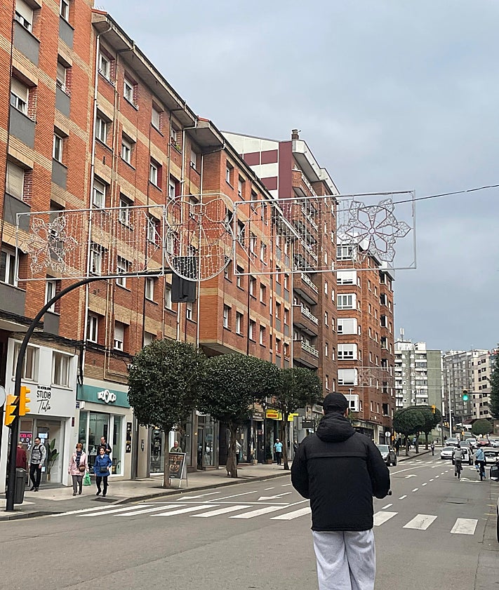 Imagen secundaria 2 - Cono navideño instalado ya en la plaza de La Habana, Eleuterio Quintanilla y Pérez de Ayala. 