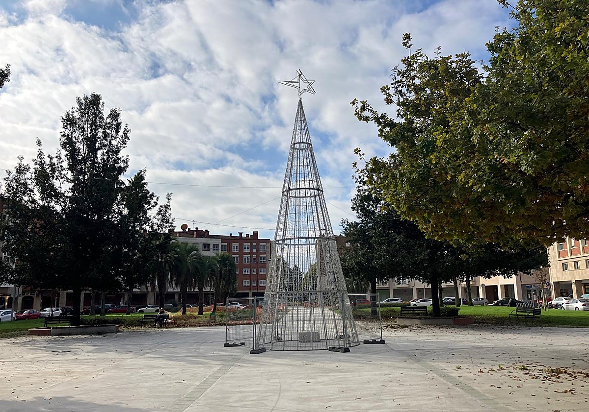 Imagen principal - Cono navideño instalado ya en la plaza de La Habana, Eleuterio Quintanilla y Pérez de Ayala. 
