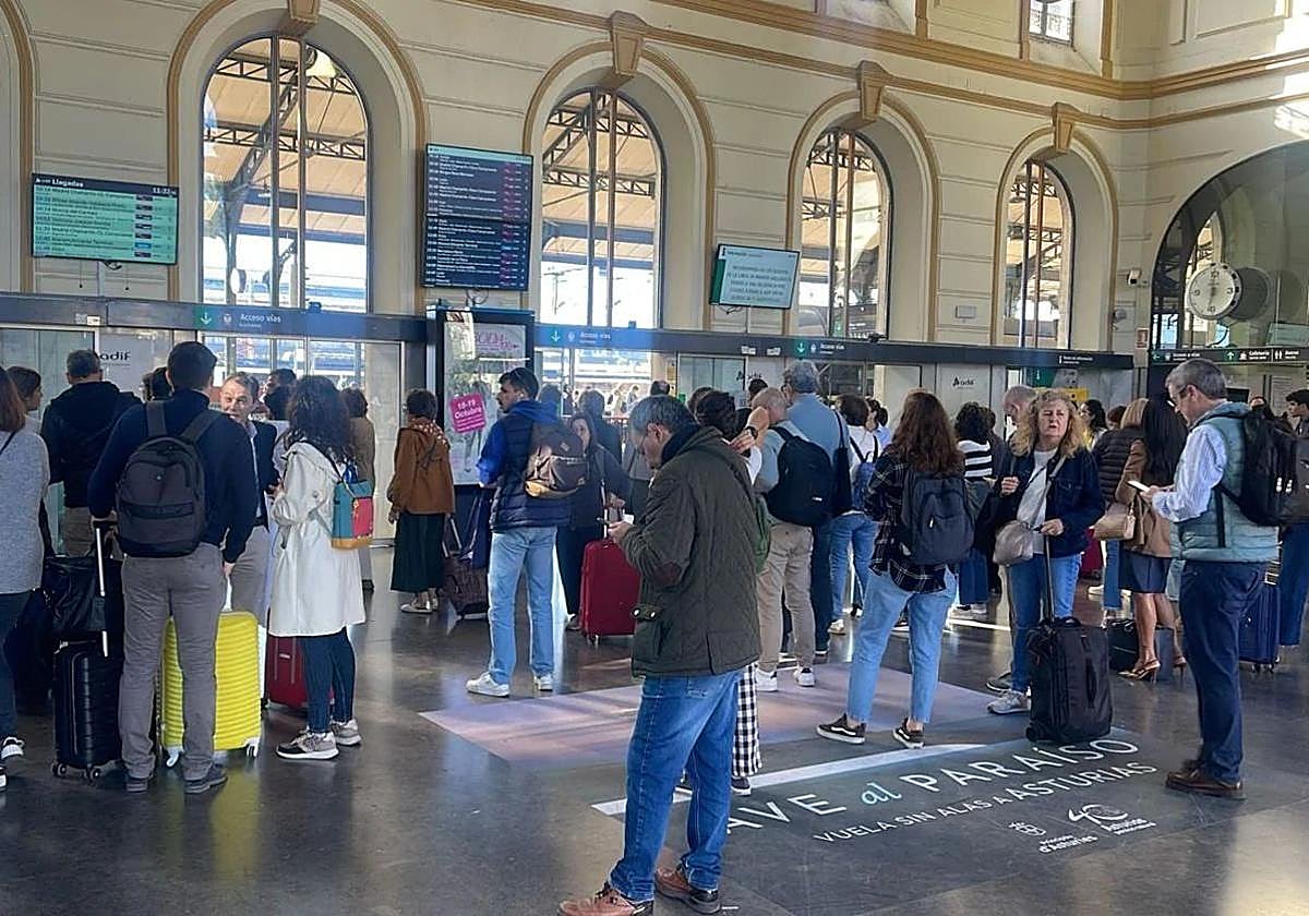 Pasajeros esperando este martes por la mañana en la estación de tren Campo Grande de Valladolid.