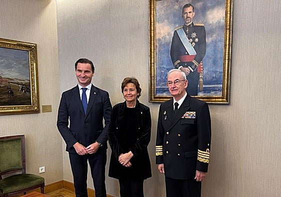 El edil de Relaciones Institucionales, Jorge González-Palacios; la alcaldesa, Carmen Moriyón, y el Jefe de Estado Mayor de la Defensa, Teodoro López, este martes, en Madrid.