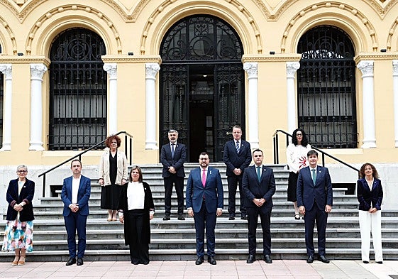 El Ejecutivo en pleno. Desde la izquierda: Concepción Saavedra (consejera de Salud), Ovidio Zapico (Ordenación del Territorio), Gimena Llamedo (vicepresidenta), Adrián Barbón (presidente), Guillermo Peláez (portavoz y consejero de Hacienda), Borja Sánchez (Ciencia e Industria) y Eva Ledo Educación). Detrás, Marta del Arco (Derechos Sociales), Alejandro Calvo (Movilidad), Marcelino Marcos (Medio Rural) y Vanessa Gutiérrez (Cultura).
