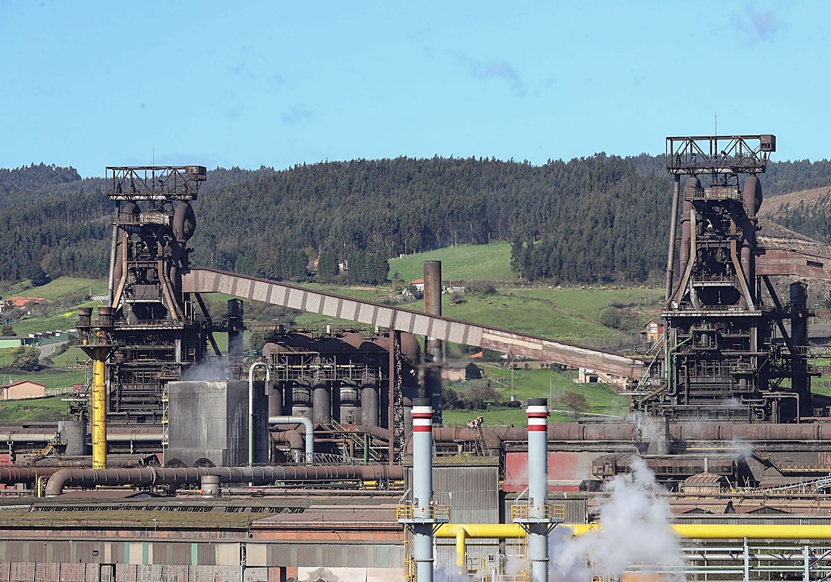 Los dos hornos altos de Arcelor, en la planta de Gijón.