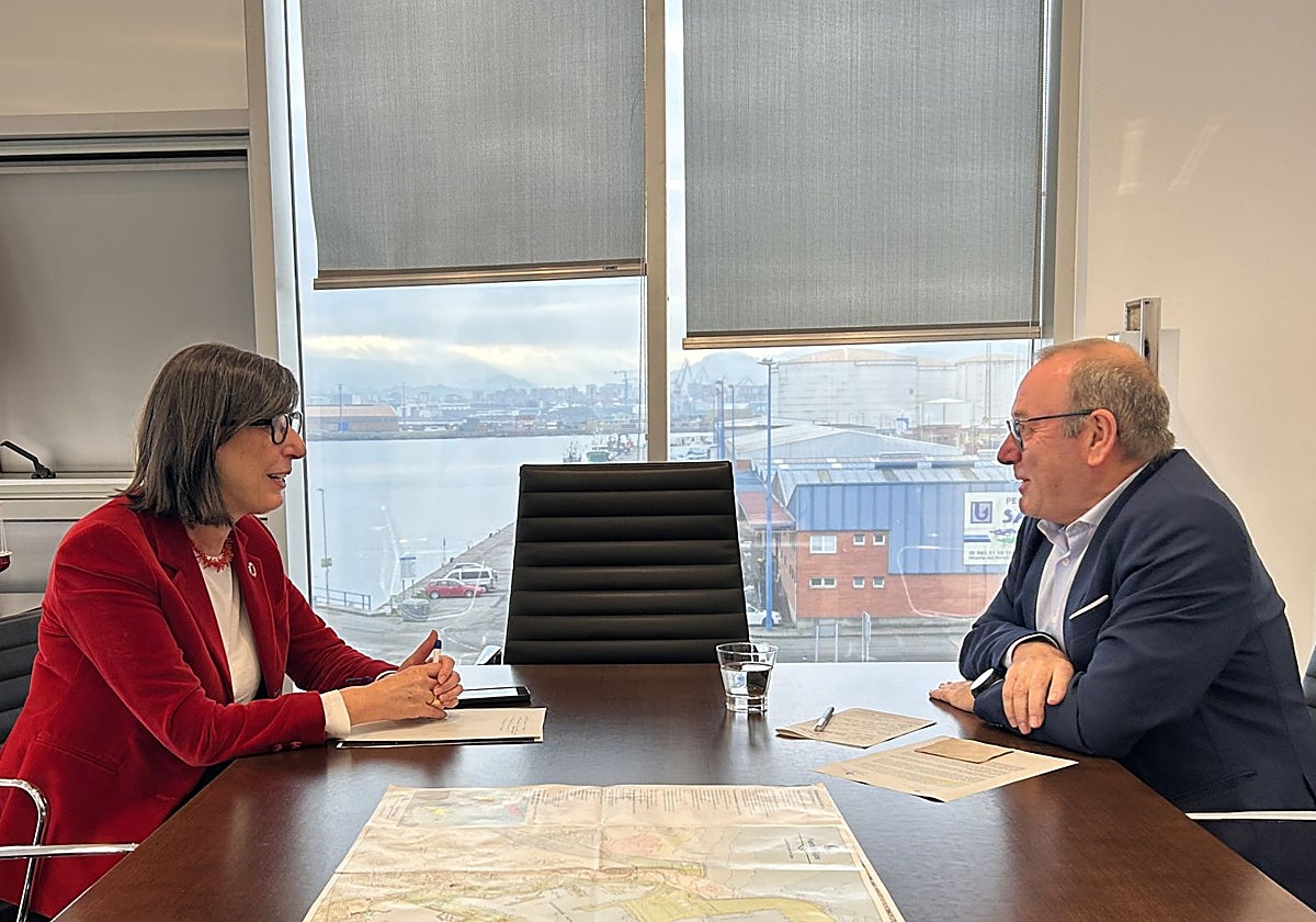 Los presidentes de los puertos de Gijón y Avilés, Nieves Roqueñí y Santiago Rodríguez Vega, en la reunión en la que se cerró el proyecto colaborativo entre ambas entidades.