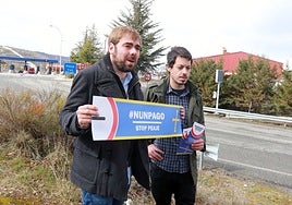 Daniel Ripa y Segundo González, en 2018 ante las cabinas del peaje, cuando lanzaron su campaña contra el Huerna.