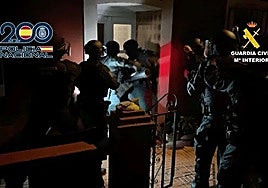 Los agentes, durante el operativo para la detención de la banda de asaltantes de gasolineras.