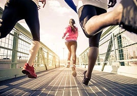 Tres personas hacen ejercicio a plena luz del día.
