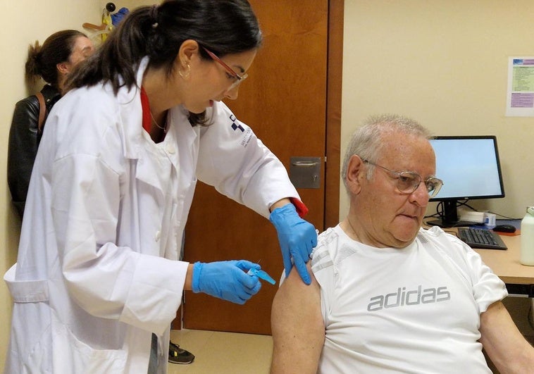 «Citas completas y gente muy animada» en el primer día de vacunación contra la gripe en Asturias