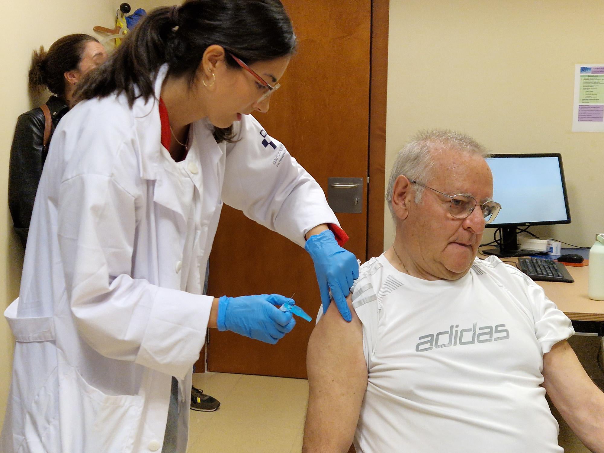 La enfermera Cristina Pablos vacuna a Guillermo Santamarta en el centro de salud Cuidad Naranco de Oviedo.