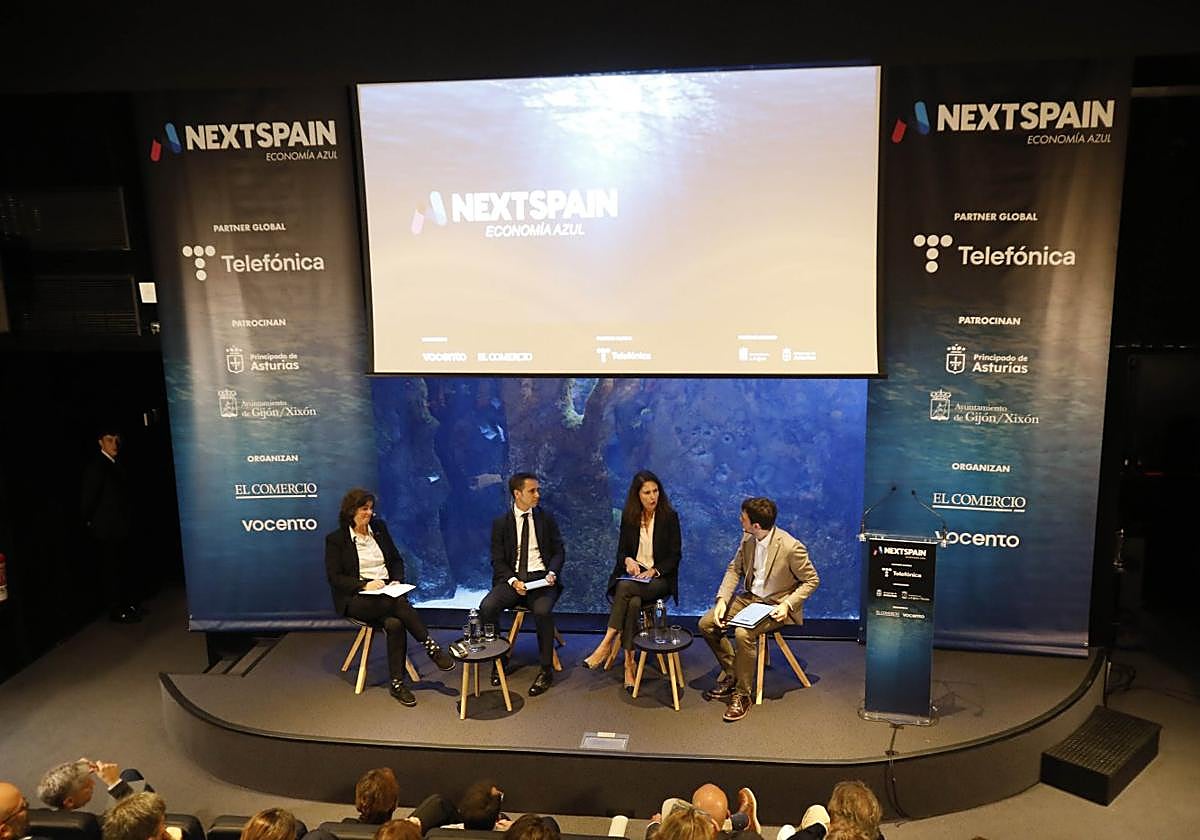 Patricia García Zapico, Javier Fernández Rodríguez y Micaela Martelli, durante la mesa redonda moderada por Eduardo Paneque.
