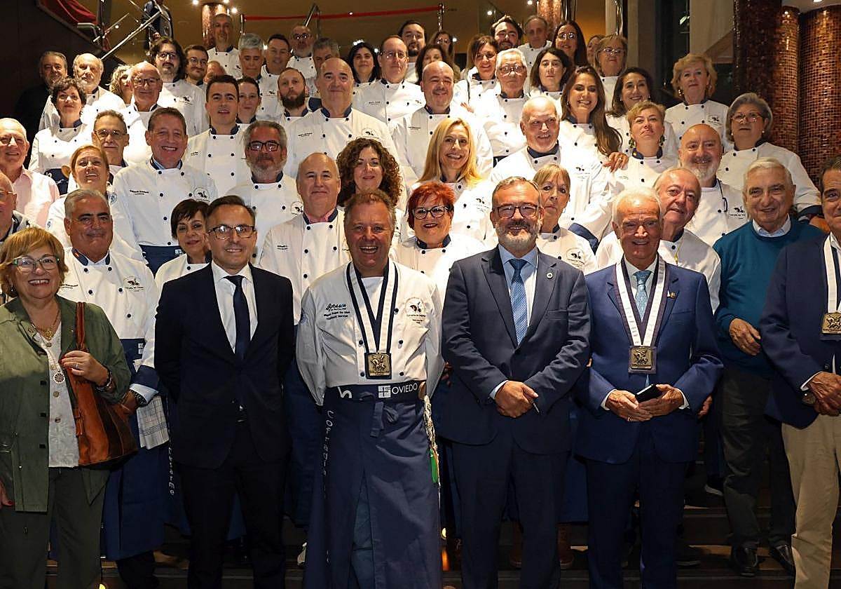 Reunión de los cofrades, en el hotel Santo Domingo, para presentar el Gran Capítulo y revelar las nuevas distinciones.