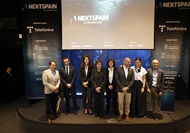 Ángel M. González, director de EL COMERCIO; Javier Fernández Rodríguez, director general de Estrategia Digital; Micaela Martelli, directora de Soluciones Sectoriales y Energía de Telefónica del Principado; la alcaldesa de Gijón, Carmen Moriyón; Patricia García Zapico, directora general de Innovación y Promoción de Gijón, Jesús Martínez Salvador, concejal gijonés de Urbanismo; Paula Beirán, directora de Telefónica Asturias; y Rafael González-Quirós, director del Centro Oceanográfico de Gijón.