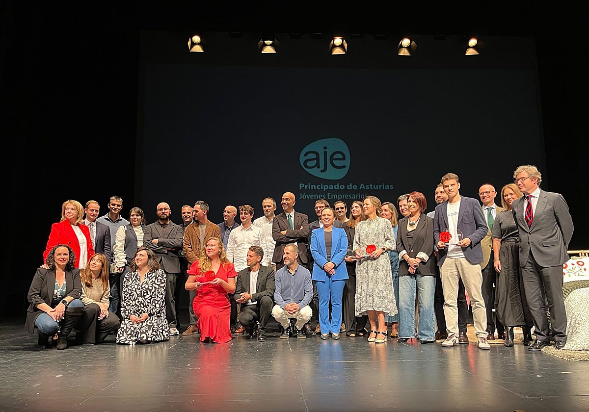 Premiados y directiva de AJE, junto con representantes institucionales, financieros y empresariales que patrocinan el acto de entrega de los premios.