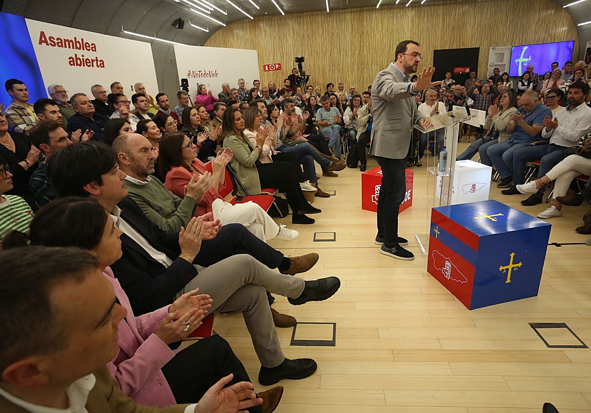 El presidente del Principado y secretario general de la FSA interviniendo en una asamblea abierta celebrada por el partido en mayo de 2024.