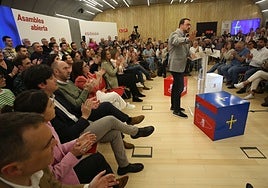 El presidente del Principado y secretario general de la FSA interviniendo en una asamblea abierta celebrada por el partido en mayo de 2024.