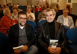Los periodistas Miguel Rojo y Fermín Bocos, antes de la presentación del libro del segundo en el Antiguo Instituto.