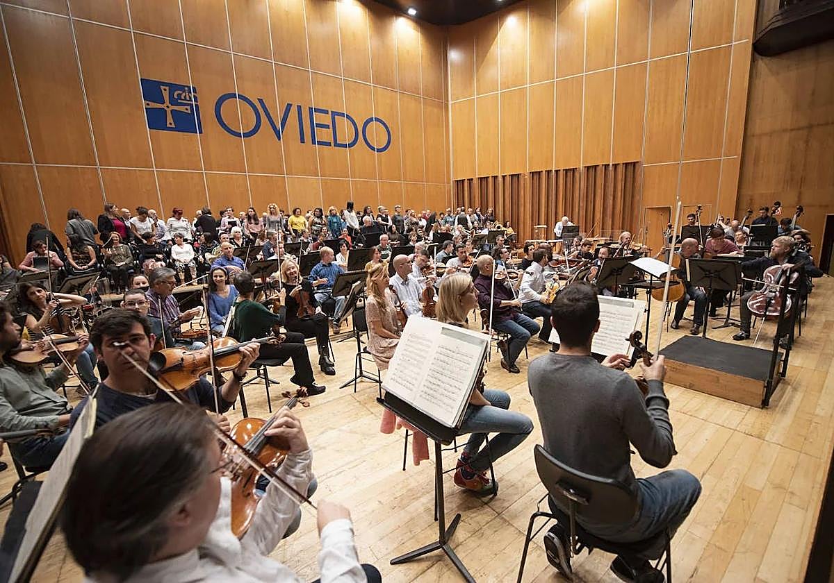 El Coro de la Fundación Princesa de Asturias, junto con la Orquesta Sinfónica del Principado de Asturias, interpreta una selección de fragmentos de ópera y zarzuela.