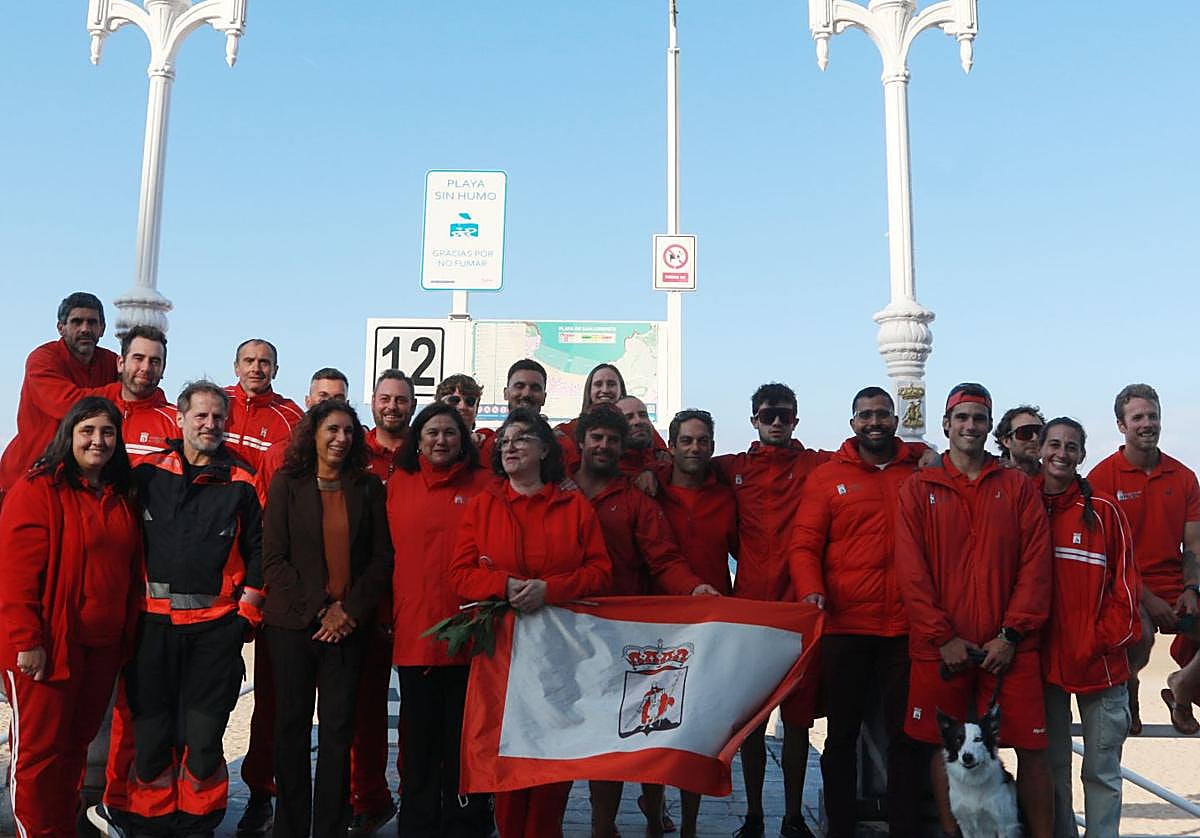 El jefe de bomberos, Pablo Ferrío; la concejala de Seguridad Ciudadana, Nuria Bravo; la jefa de Salvamento, Flor Palacio, y parte del servicio, este miércoles, al término de la temporada de baños, en la escalera 12 de la playa de San Lorenzo.