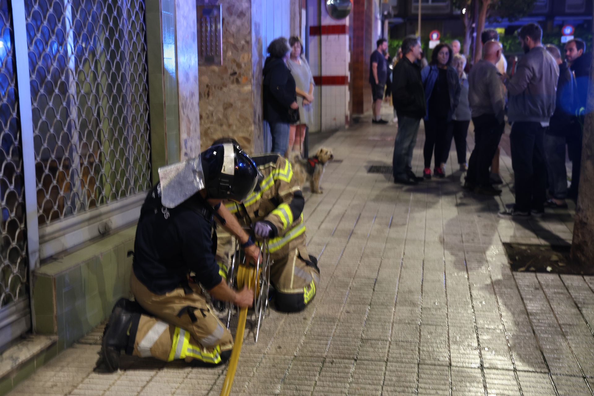 Un incendio en Gijón acaba con una mujer ingresada por inhalación de humo