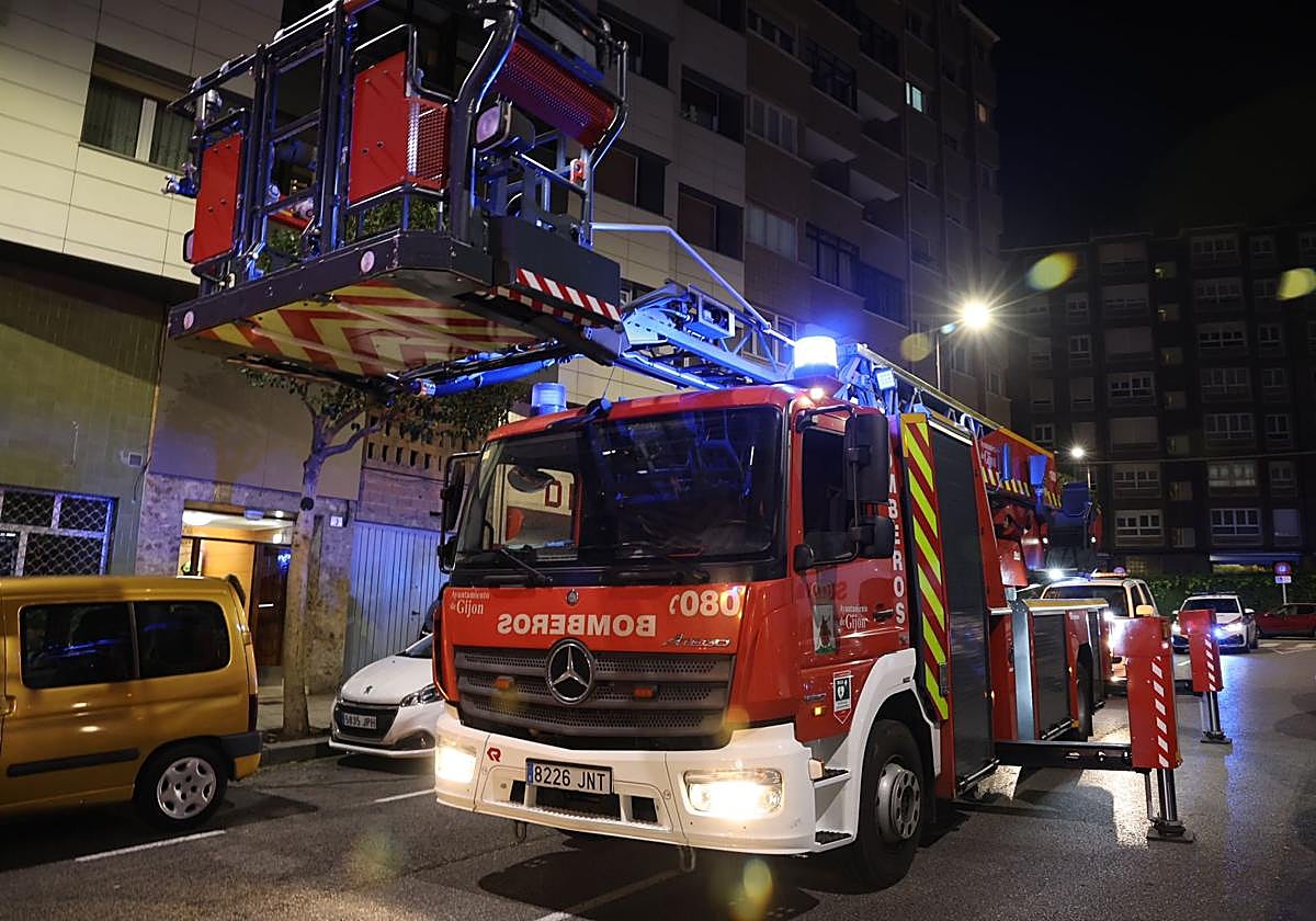 Un incendio en Gijón acaba con una mujer ingresada por inhalación de humo
