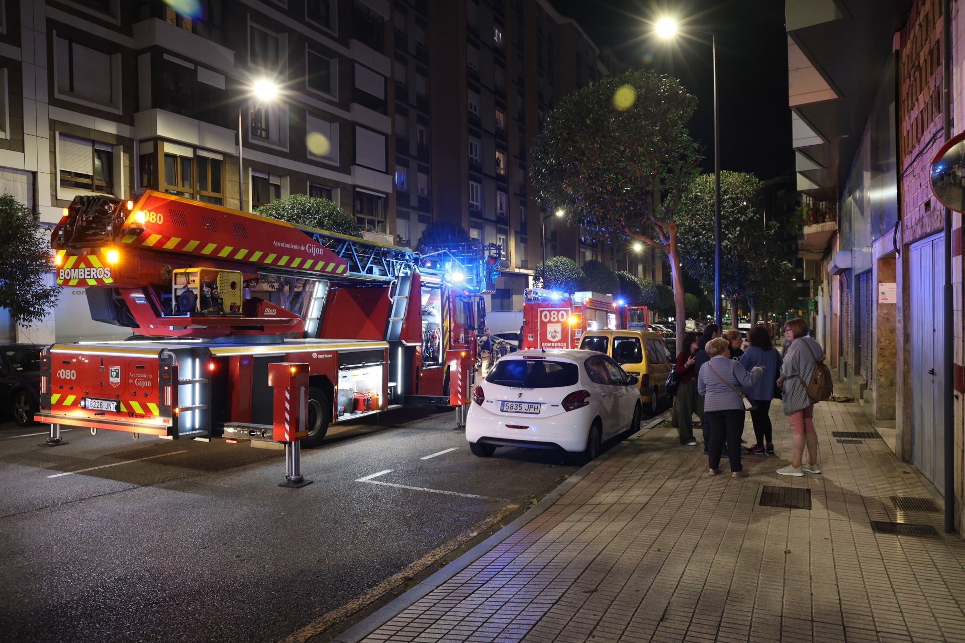 Un incendio en Gijón acaba con una mujer ingresada por inhalación de humo