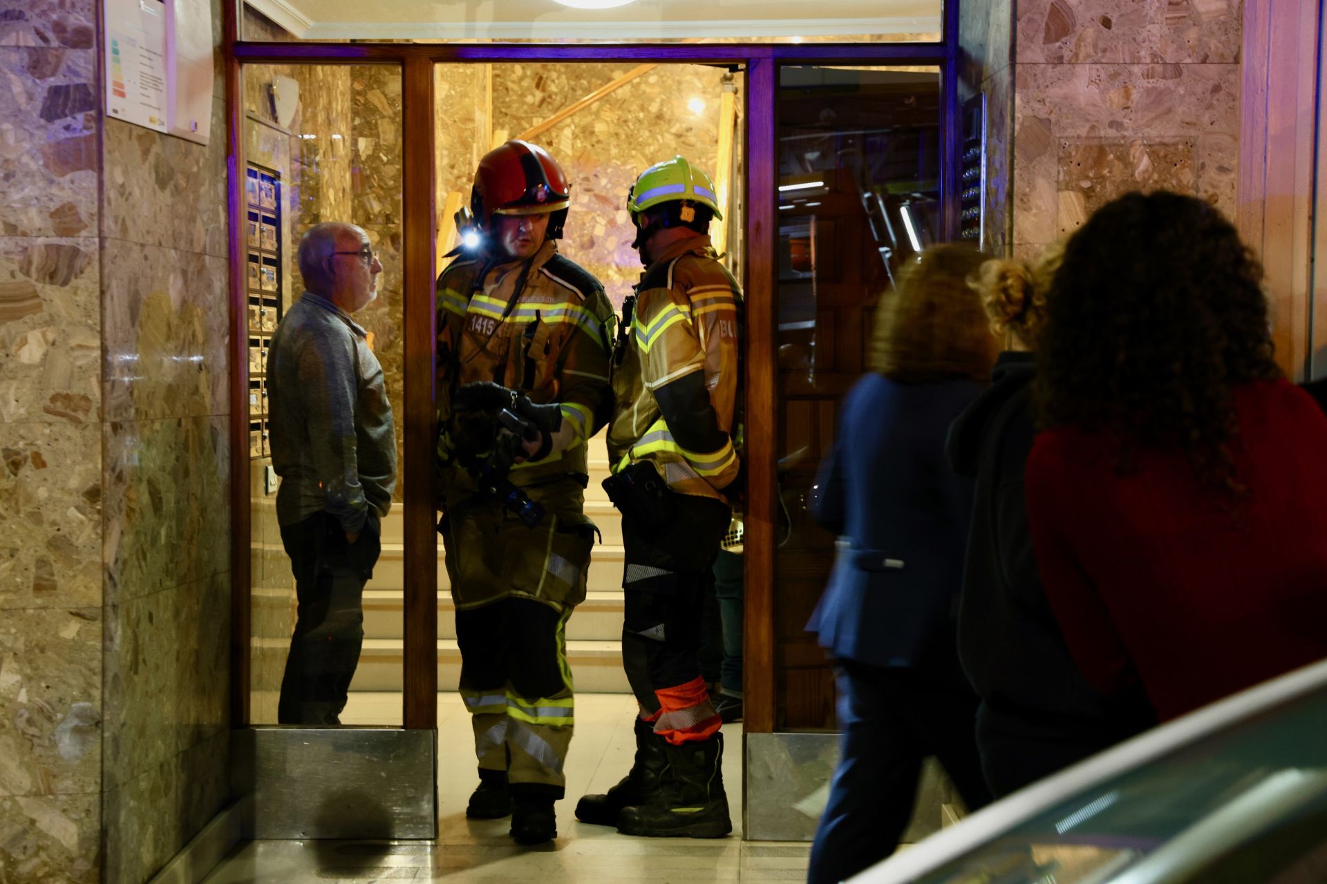 Un incendio en Gijón acaba con una mujer ingresada por inhalación de humo