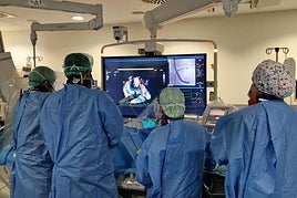 El equipo del HUCA, en plena intervención con la nueva herramienta.