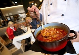 Los callos 'estilo Oviedo' es uno de los platos típicos de los menús de la Fiesta del Desarme de Oviedo.
