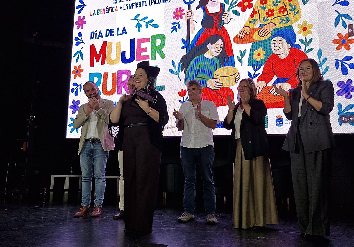 Carolina Castro recibe el premio Mujer Rural 2025, en Infiesto.