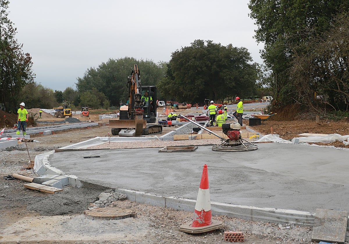 Obras en la parcela en la que se instalará la Universidad Europea en Gijón.
