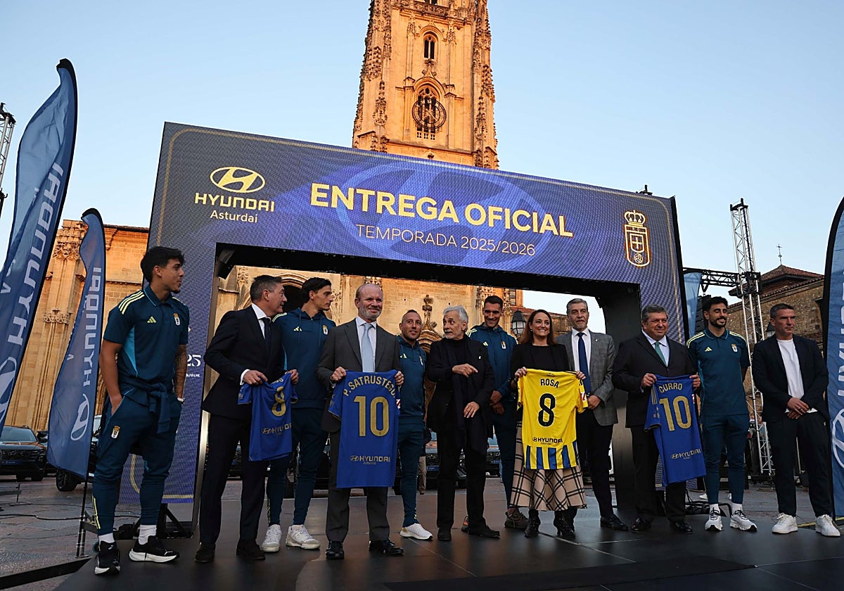 El acto de entrega, con presencia los capitanes, tuvo lugar en la plaza de la Catedral.