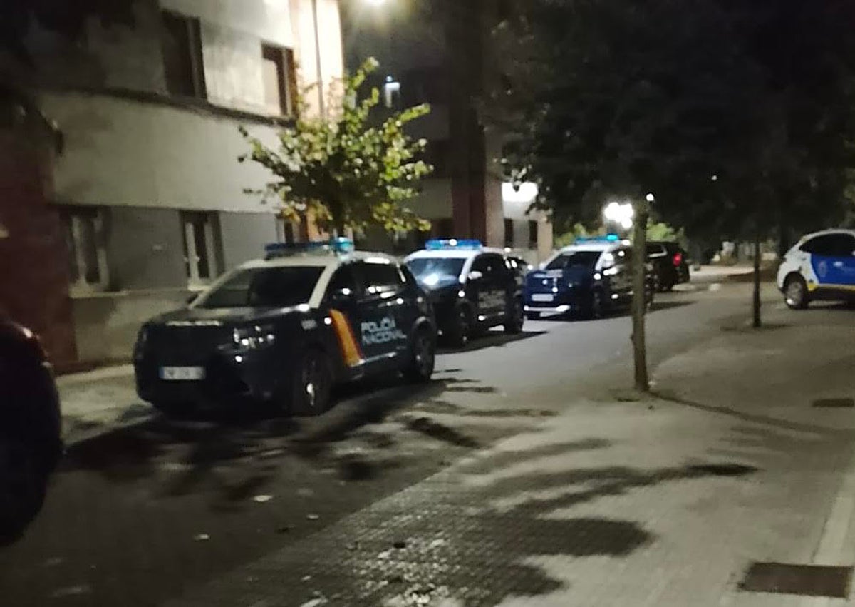 Imagen secundaria 1 - Tensión en El Entrego: la okupación de una vivienda acaba con los vecinos saliendo a la calle para echarlos