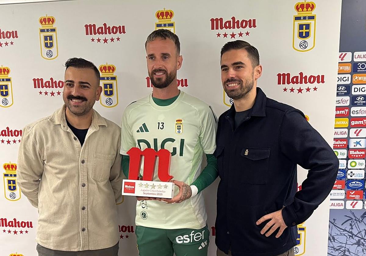 Aarón Escandell, en el centro de la imagen, posa con el trofeo que lo acredita como mejor jugador del Real Oviedo de septiembre.