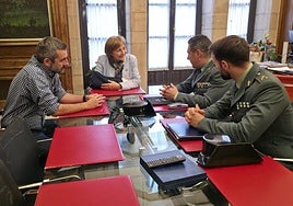 La alcaldesa de Avilés, Mariví Monteserín, recibió este miércoles al coronel de la Guardia Civil Francisco Javier Puerta, jefe del Instituto Armado en Asturias, que le presentó la actuación a abordar en las viviendas del cuartel de la Guardia Civil en Bustiello.