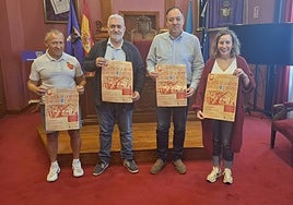 Javier Antuña y Óscar Flórez, de la Asociación de Fomento de la Sidra Tradicional Asturiana, junto al alcalde de Villaviciosa, Alejandro Vega, y la edil Rocío Vega