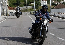 Dos moteros circulan por la carretera N-630, la Vía de la Plata, a su paso por el pueblo de Pajares.